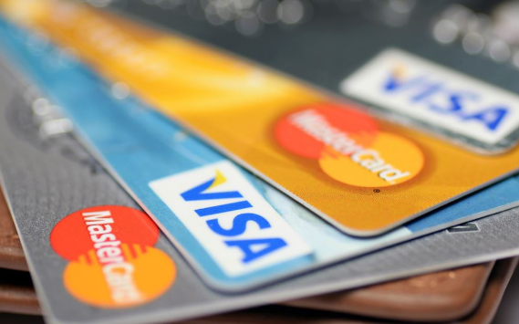 ВТБ продолжает обслуживание карт Visa и Mastercard в России
