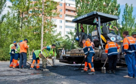 Ремонтники начали укладывать выравнивающий слой на улице Кузнецова в Волгограде