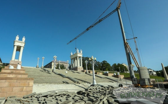 На волгоградской городской набережной началась постройка поливочной системы