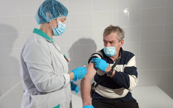 Волгоградцев начали вакцинировать «ЭпиВакКороной»
